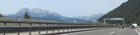 Die Alpen von einer Autobahn aus fotografiert.
