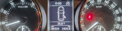 Armaturenbrett eines Autos. Der Tageskilomterzähler steht bei 2.426,8 Kilometern