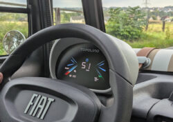 Das Armaturenbrett eines Fiat Topolino (vom Beifahrersitz aus fotografiert!) mit der Anzeige 51 Km/h auf dem Tacho.
